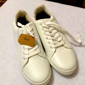 Women’s tennis shoes white, size 11